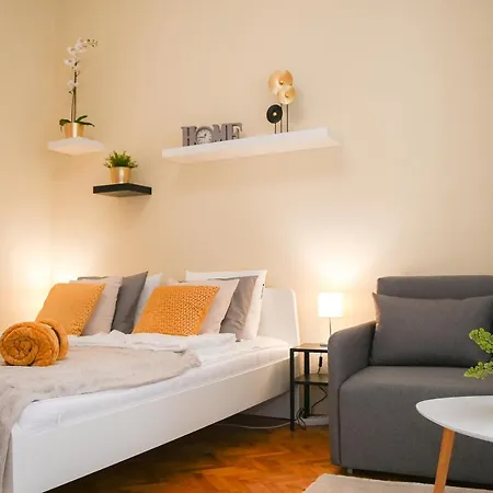 Your In Budapest: Cozy, & Silent בודפשט