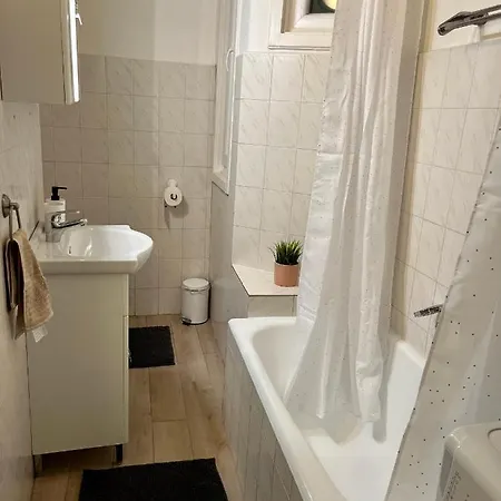 Your In Budapest: Cozy, & Silent דירה