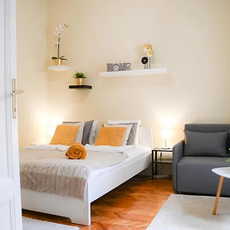 Your In Budapest: Cozy, & Silent בודפשט