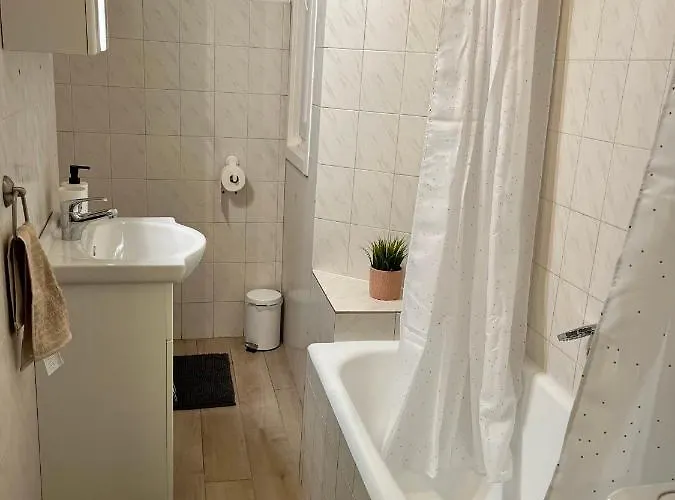 Your In Budapest: Cozy, & Silent Lägenhet